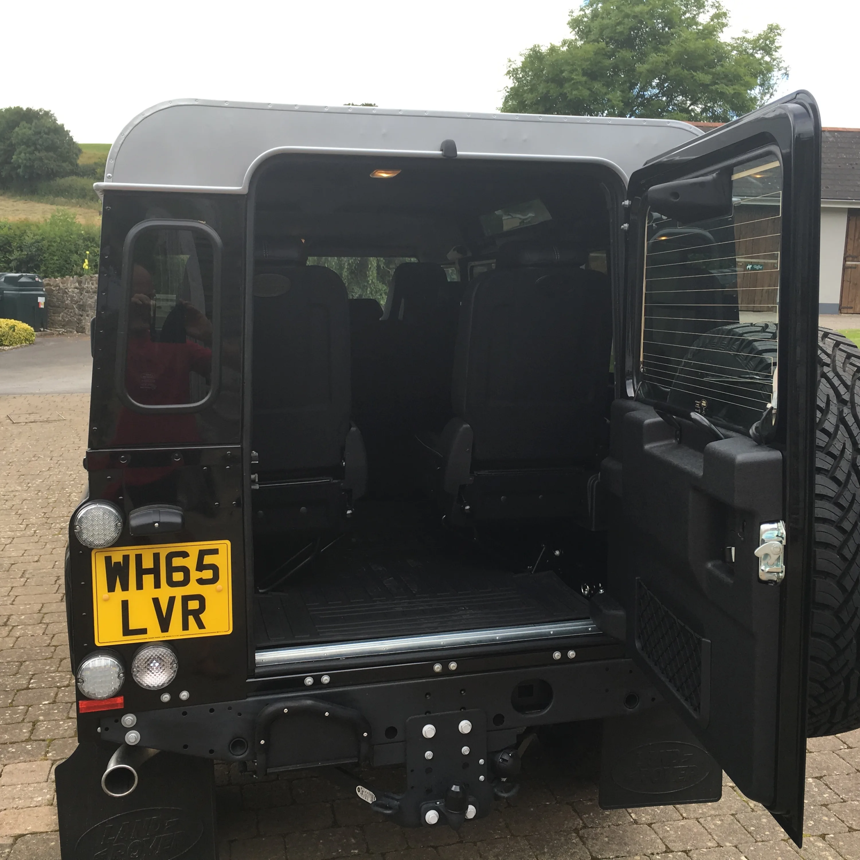 Land Rover® Defender 110 XS *NEW* (LVR)