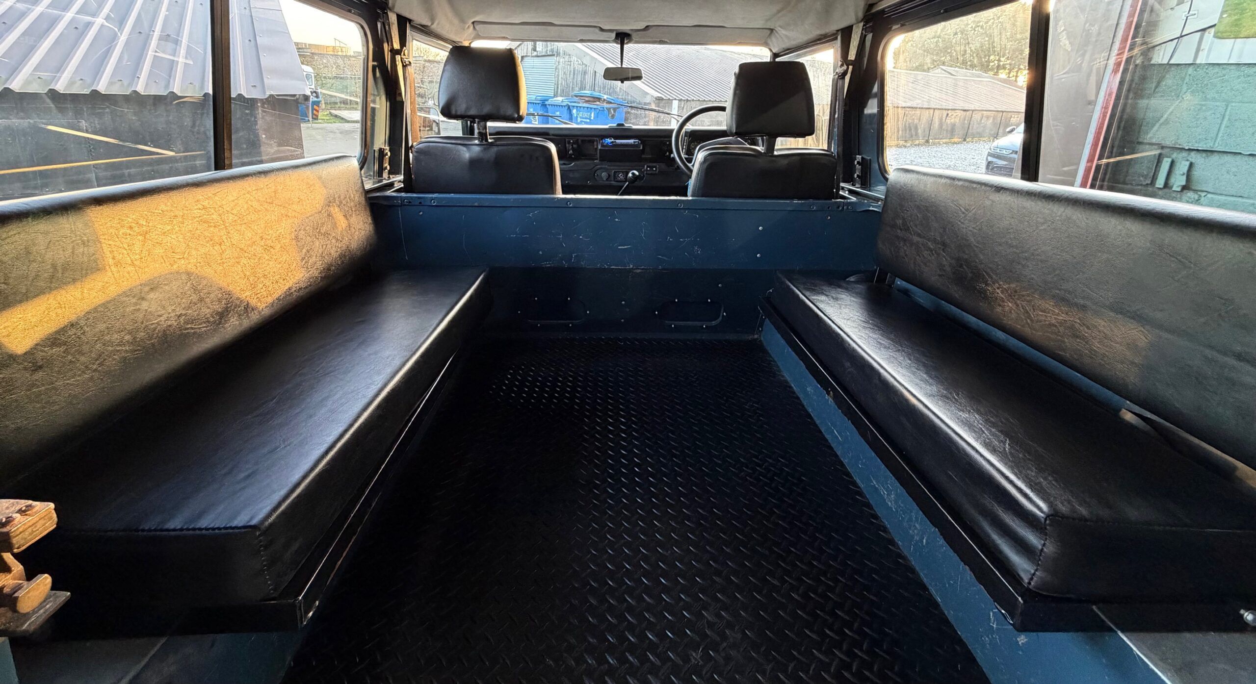Land Rover® Defender 90 *200TDI& Power Steering - Station Wagon Configuration* (AVT)