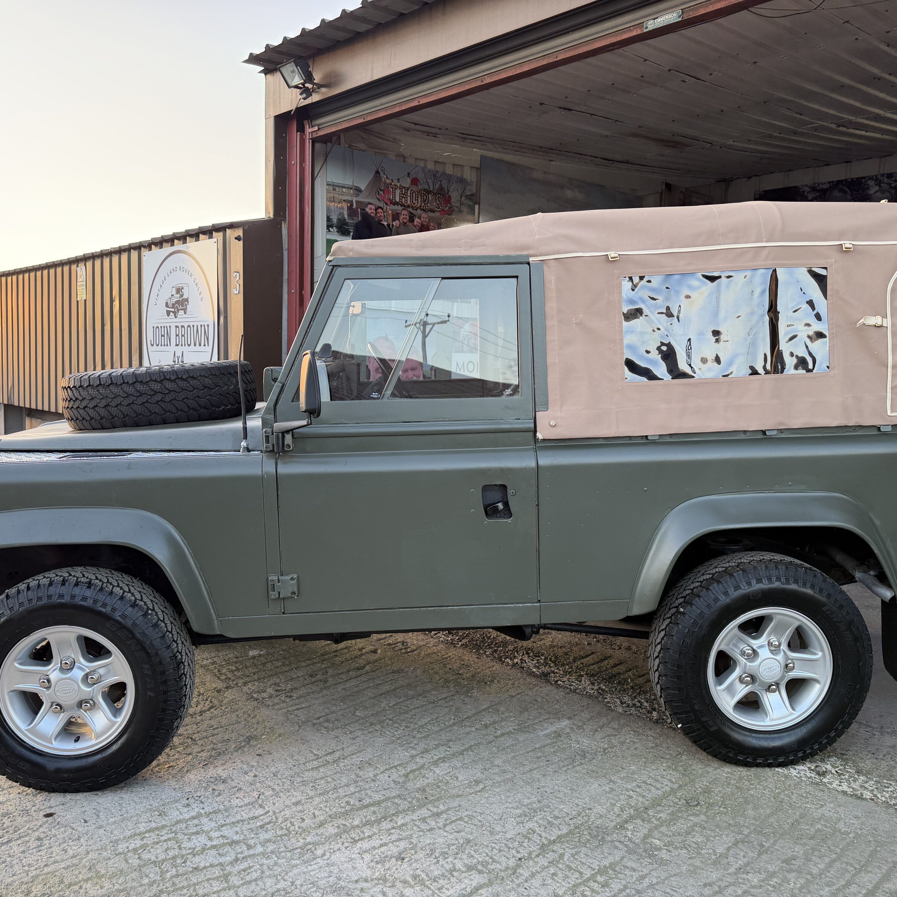 Land Rover® 90 *6 Seater with Apple CarPlay & Android Auto* (KER)