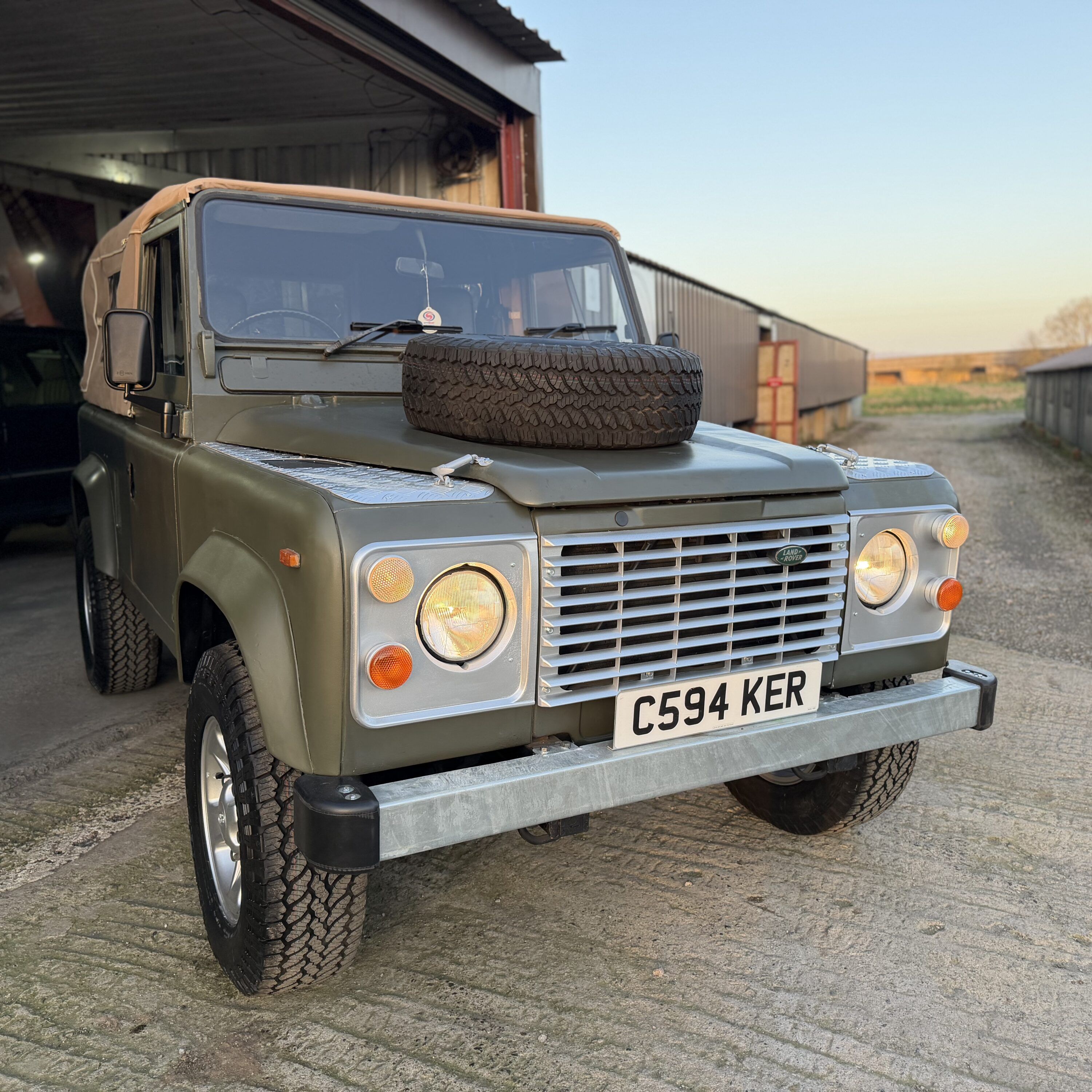 Land Rover® 90 *6 Seater with Apple CarPlay & Android Auto* (KER)