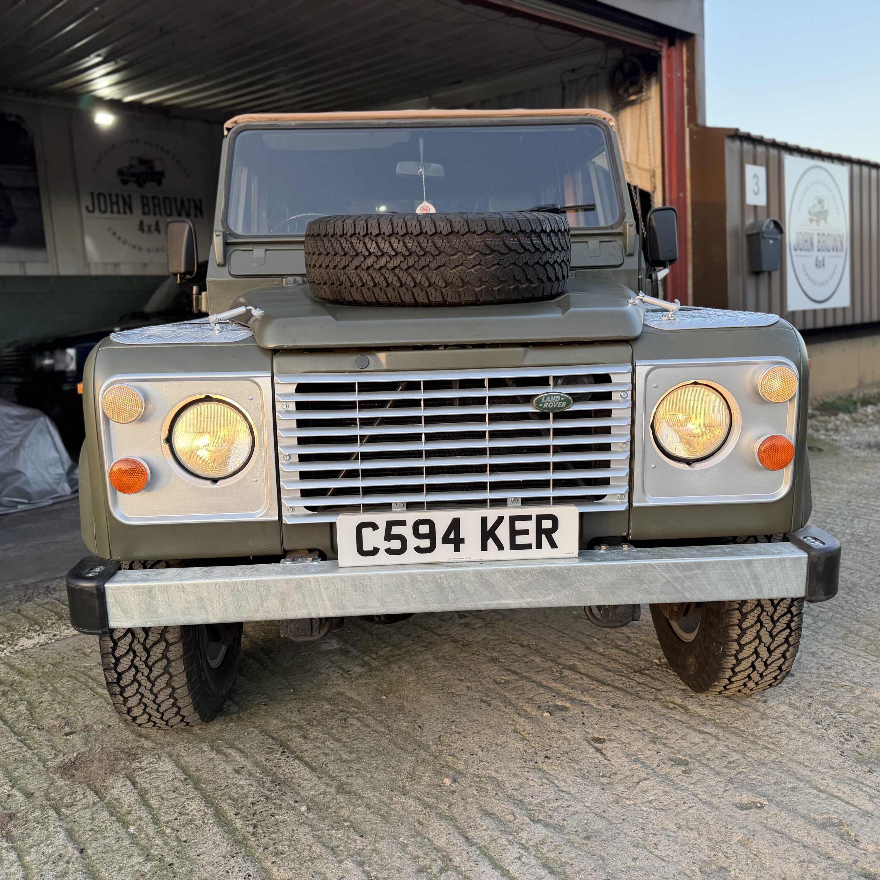 Land Rover® 90 *6 Seater with Apple CarPlay & Android Auto* (KER)