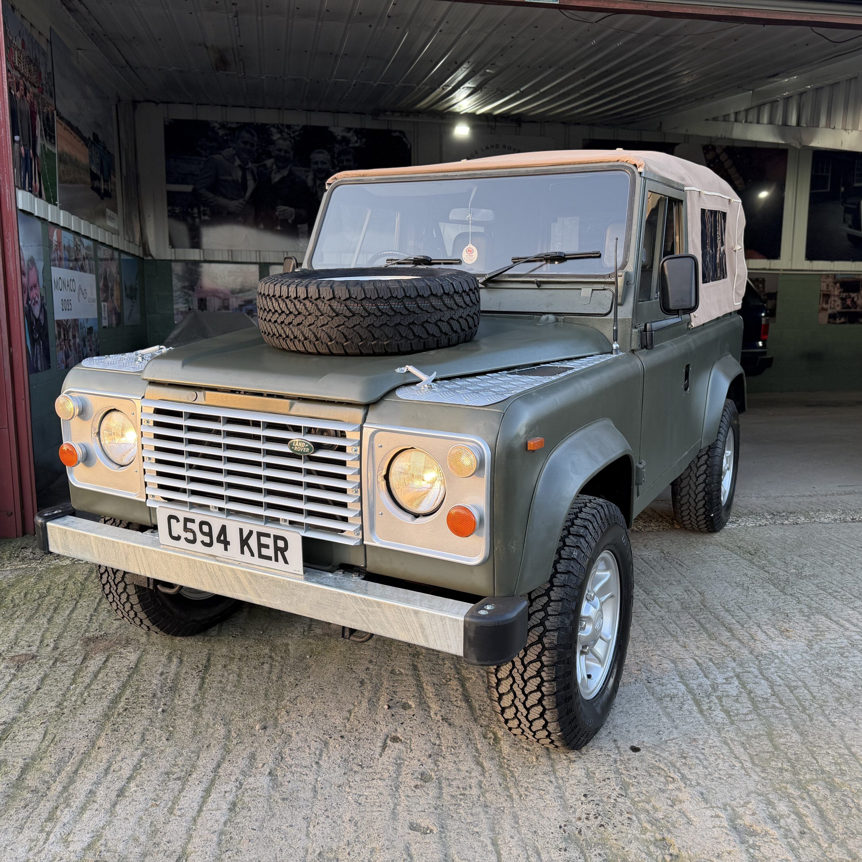 Land Rover® 90 *6 Seater with Apple CarPlay & Android Auto* (KER)