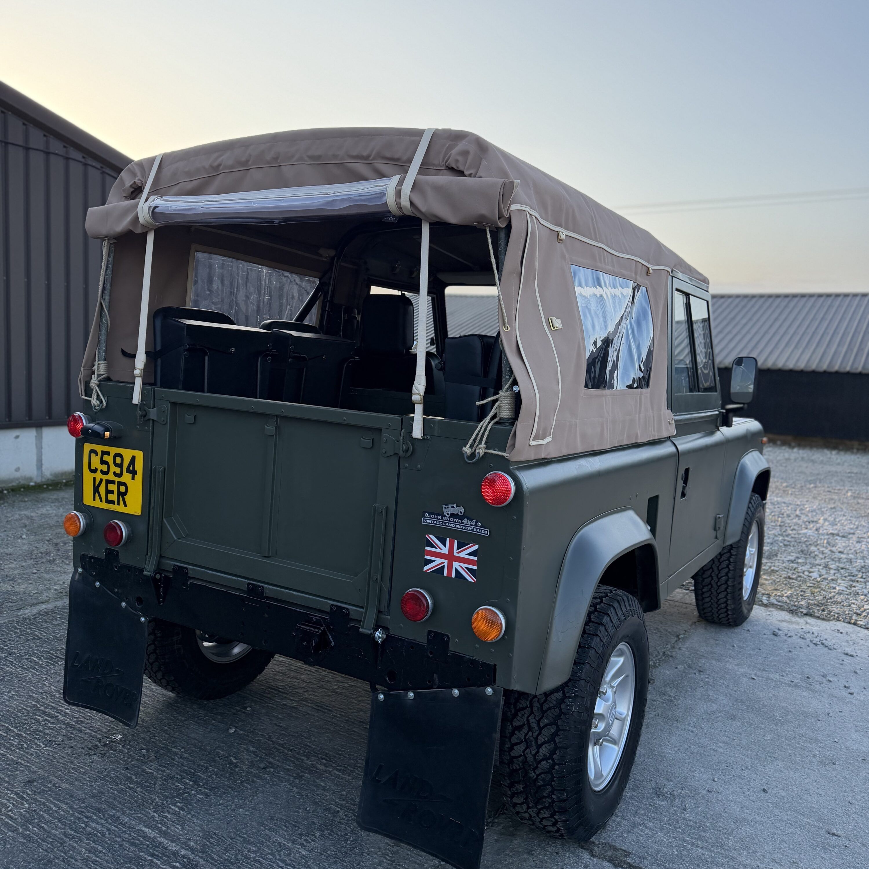 Land Rover® 90 *6 Seater with Apple CarPlay & Android Auto* (KER)