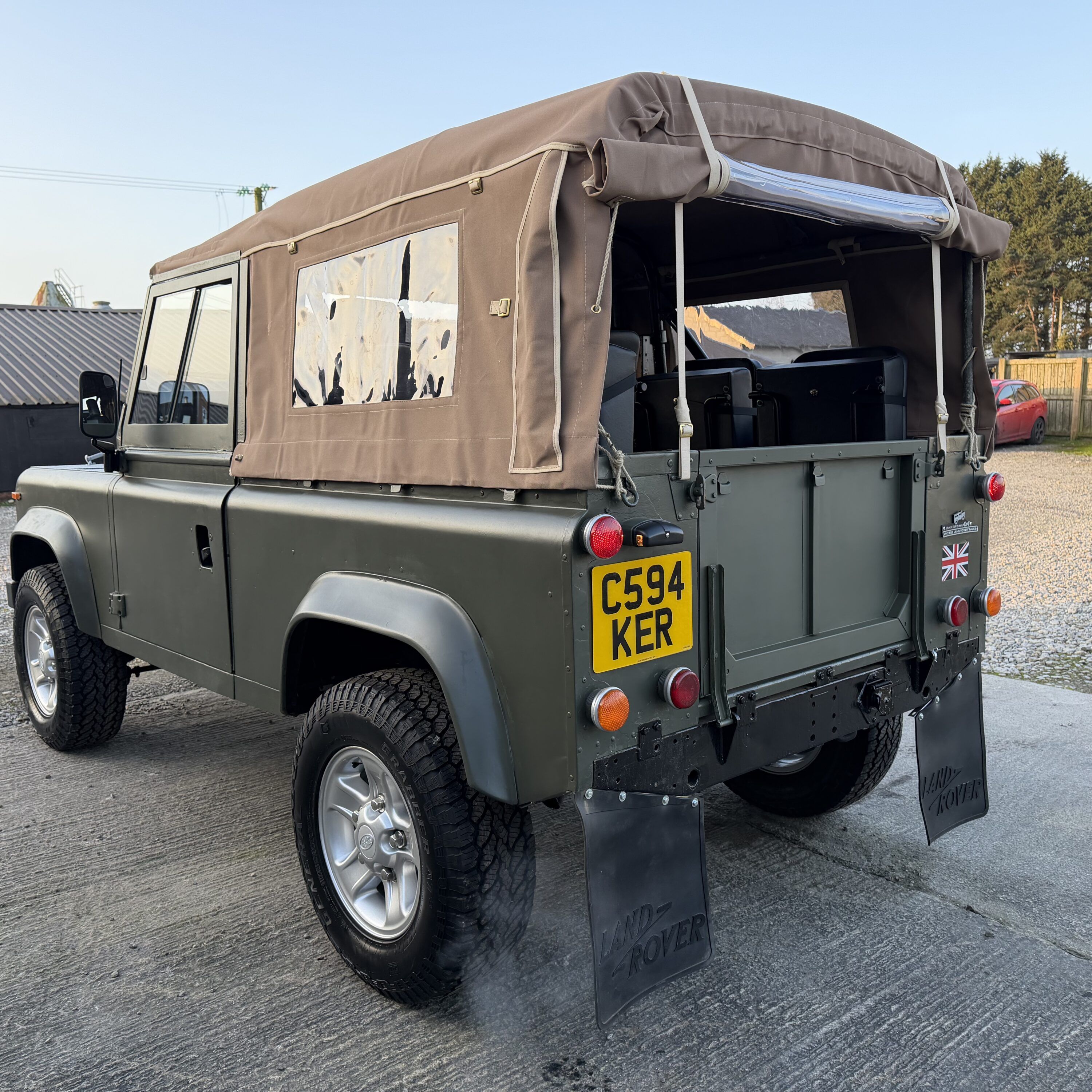 Land Rover® 90 *6 Seater with Apple CarPlay & Android Auto* (KER)