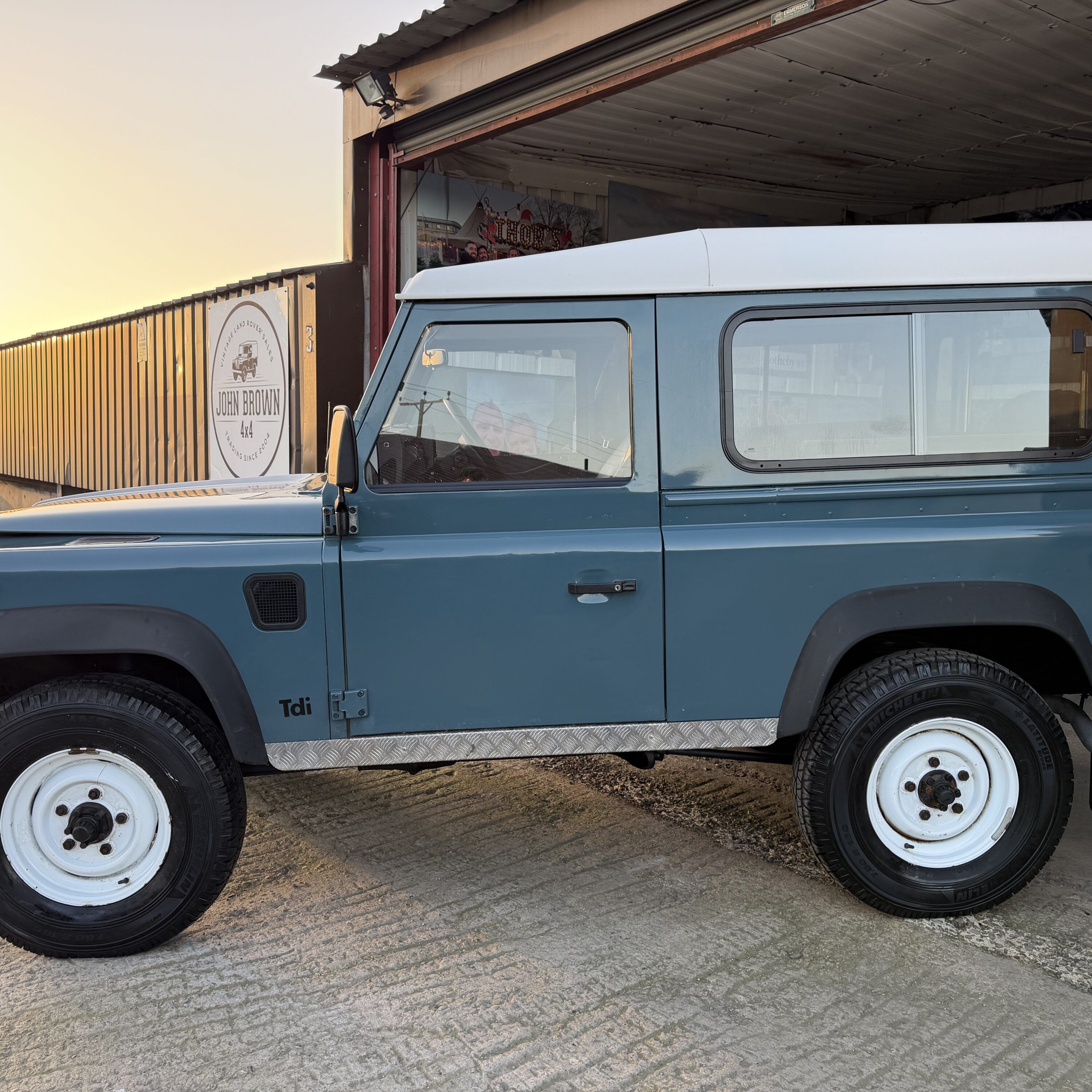 Land Rover® Defender 90 *200TDI& Power Steering - Station Wagon Configuration* (AVT)