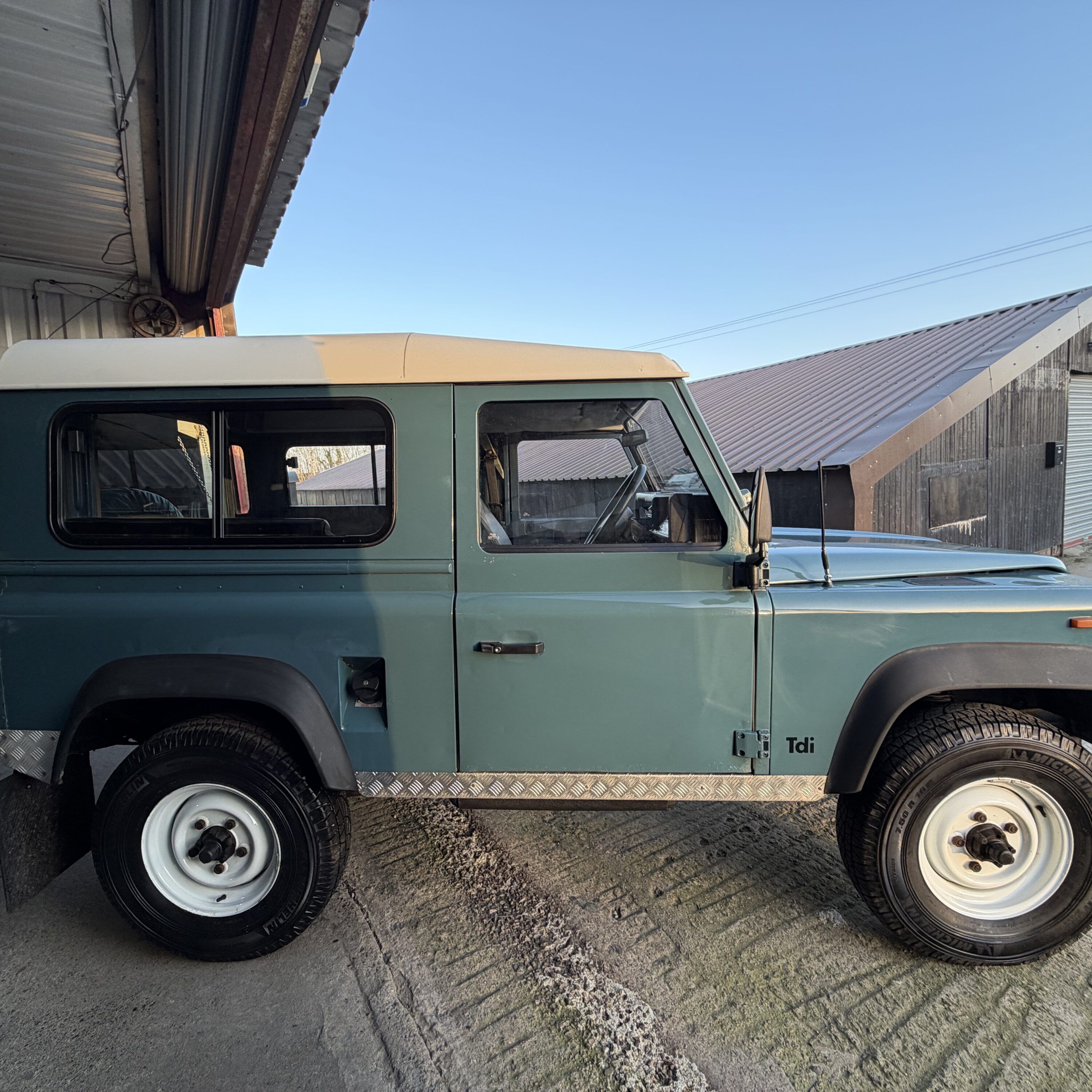 Land Rover® Defender 90 *200TDI& Power Steering - Station Wagon Configuration* (AVT)
