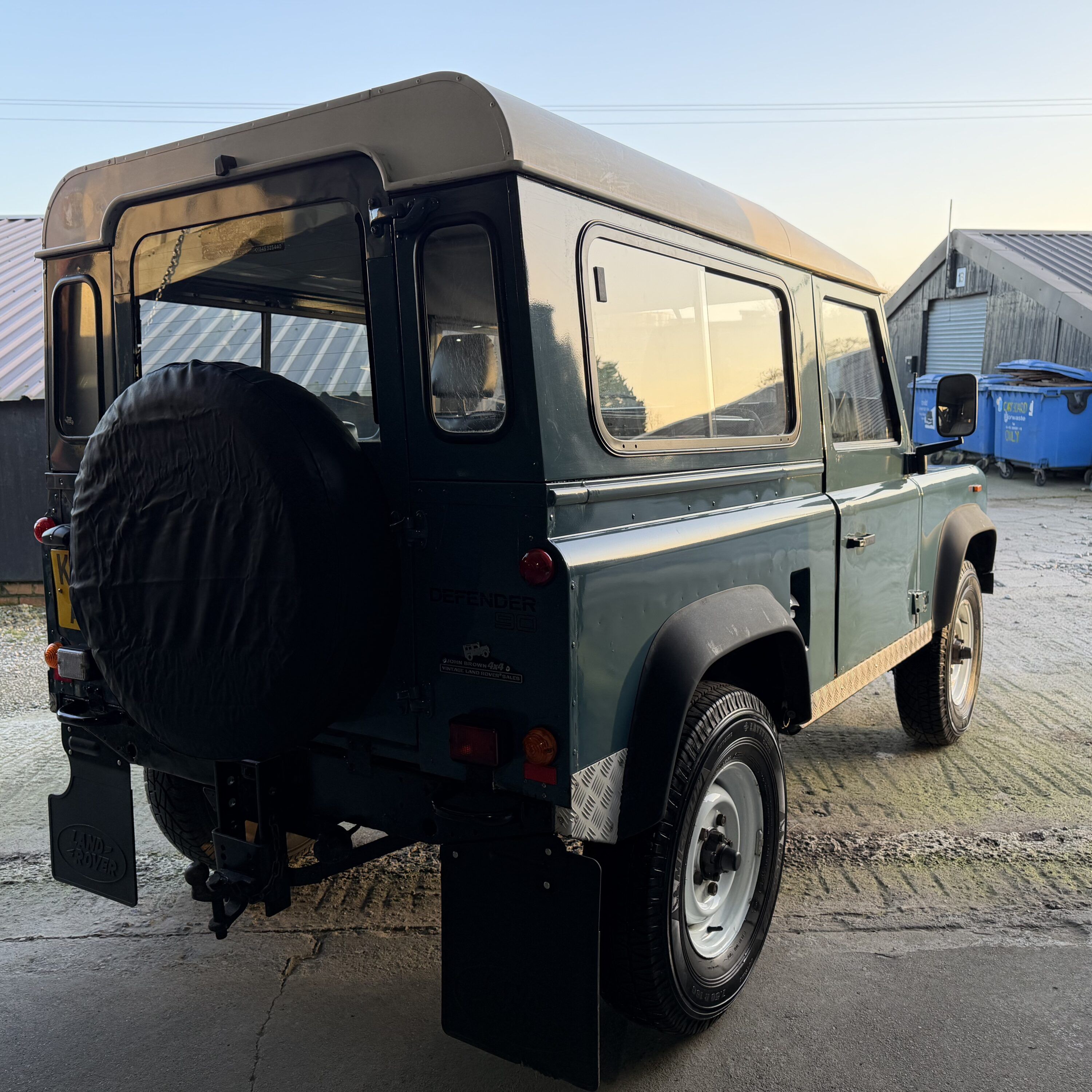 Land Rover® Defender 90 *200TDI& Power Steering - Station Wagon Configuration* (AVT)