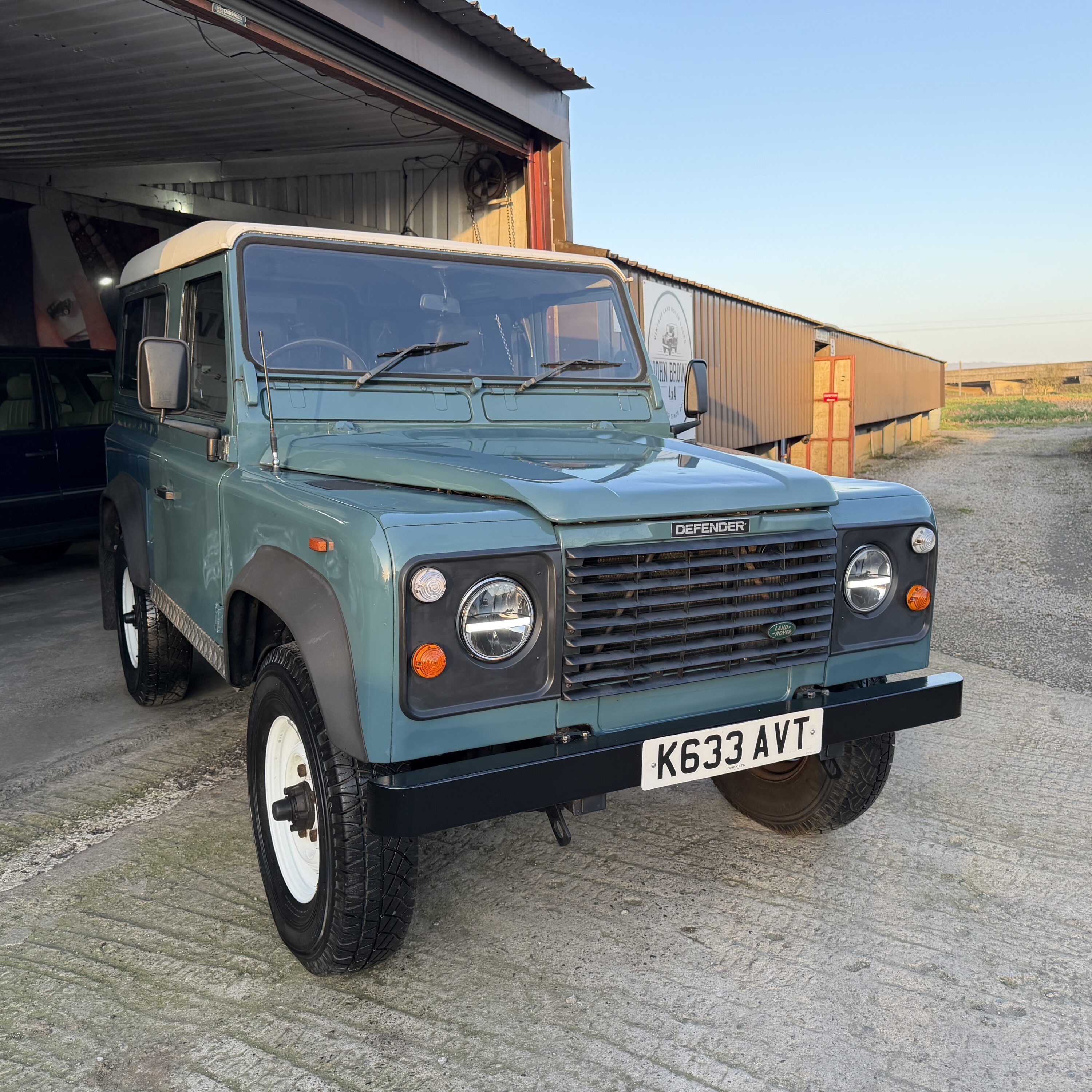 Land Rover® Defender 90 *200TDI& Power Steering - Station Wagon Configuration* (AVT)