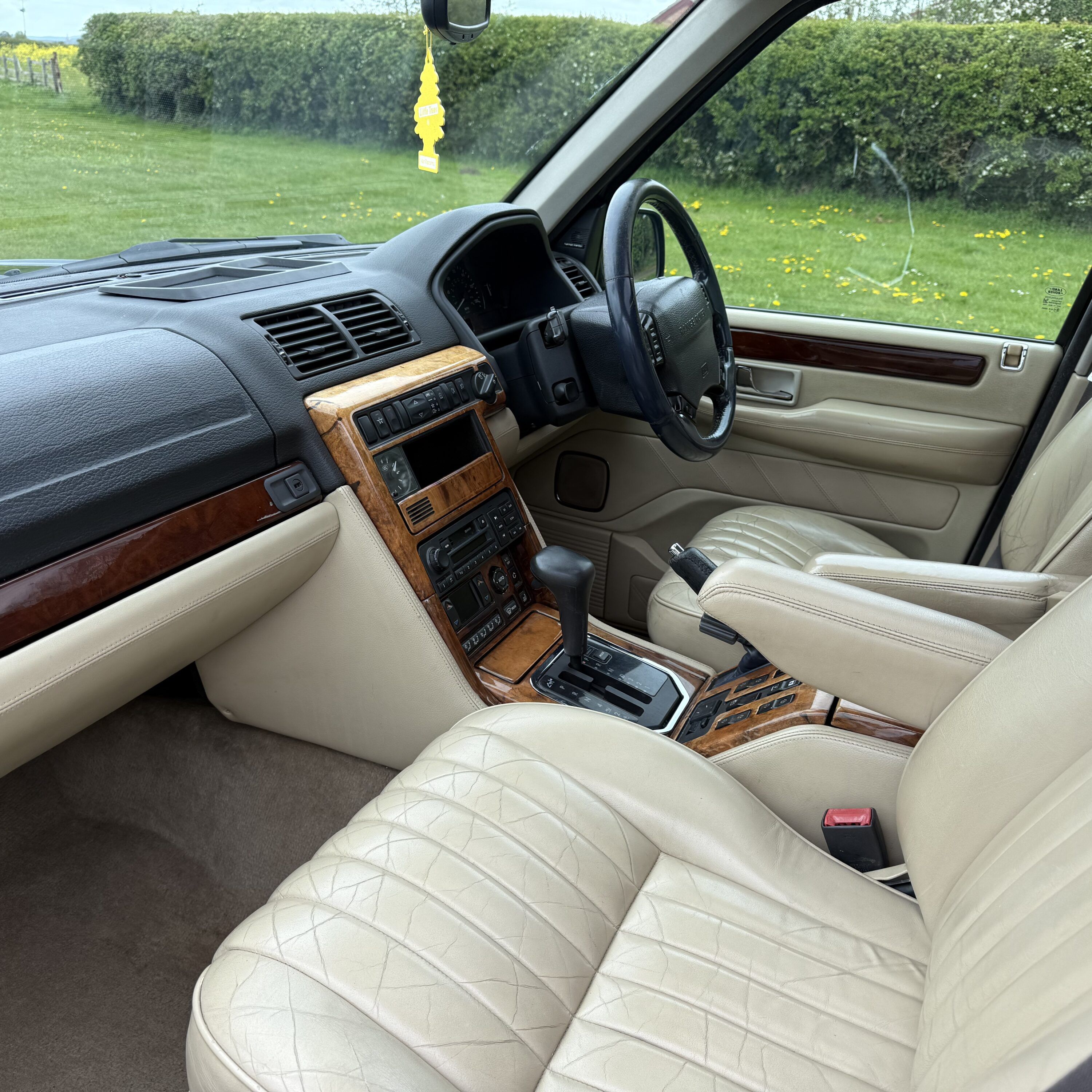 Land Rover® Range Rover P38 *4.6L V8 HSE – High Spec* (TBV) - front interior